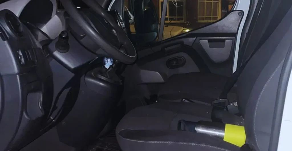 De bestuurderskant van de binnenkant van de bestelbus van Tol Logistiek, ideaal voor verhuizing of transport