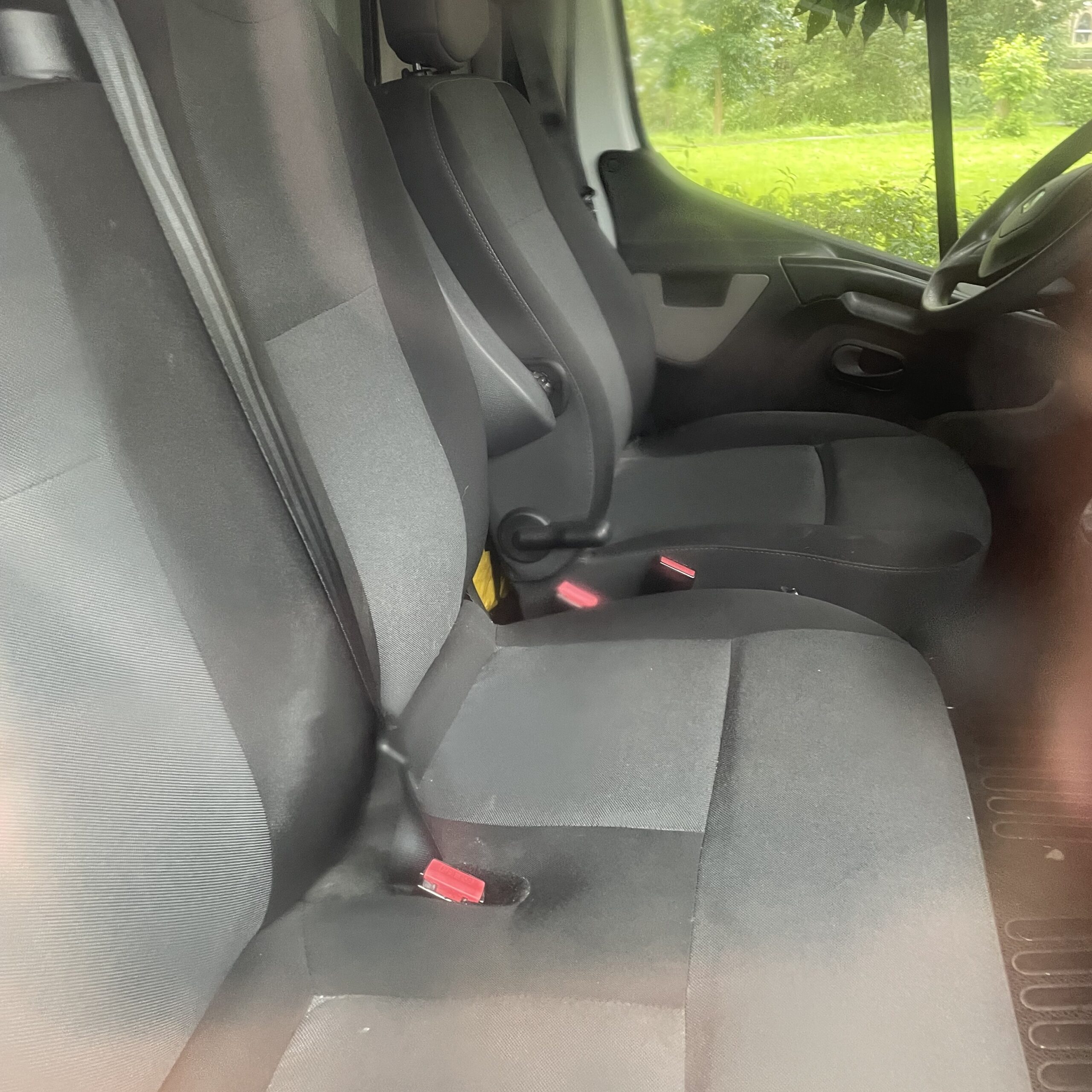 Binnenkant van bestelbus Tol Logistiek – ideaal voor verhuizing of transport