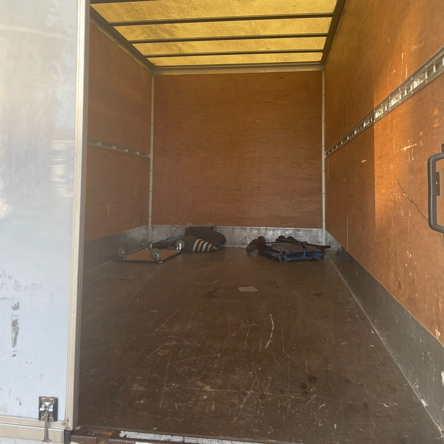 Laadruimte van de bestelbus van Tol Logistiek die je kunt huren in Den Haag, Voorburg en Leidschendam